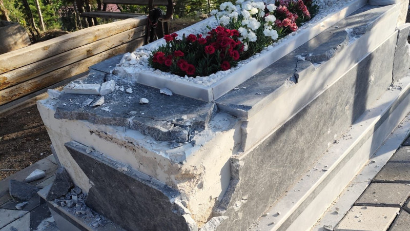 Niğde’de depremde ölen gencin mezar taşını kırdılar 